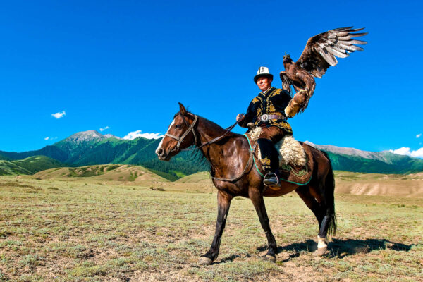 Asie centrale, Khirghizstan, Province d'Issyk-Kul (Ysyk-Köl), Barskoon, le chasseur à l'aigle Talgarbek Chaibirov et son amulette Toumar * Central Asia, Kyrgyzstan, Issyk Kul Province (Ysyk-Köl), Barskoon, The eagle hunter Talgarbek Chaibirov and its amulet Toumar