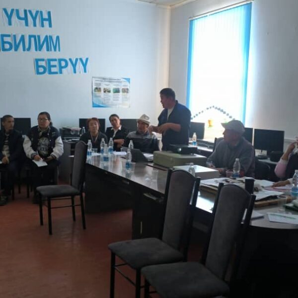 Фото 13. д.б.н. Адилет Усупбаев проводит семинар в селе Шекафтар